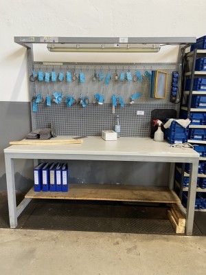1 Arbeitstisch mit Werkzeugrückwand, Beleuchtung und Stuhl